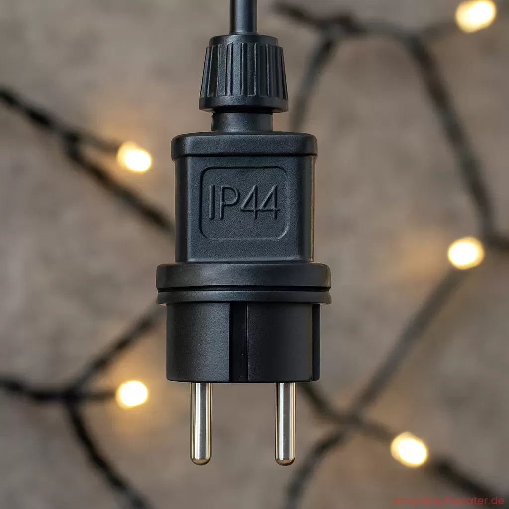 Wetterfestes IP44 LED Netz warmweiß auf einem Buchsbaum