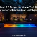 Ein montiertes smartes LED Stripe für außen an einer modernen Terrasse bei Nacht mit stimmungsvollem RGBIC-Licht und einer Smartphone-App im Vordergrund.